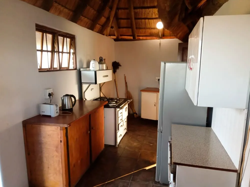 Cocina equipada del lodge, con estilo rústico y todo lo necesario para una estancia cómoda en un entorno totalmente natural.